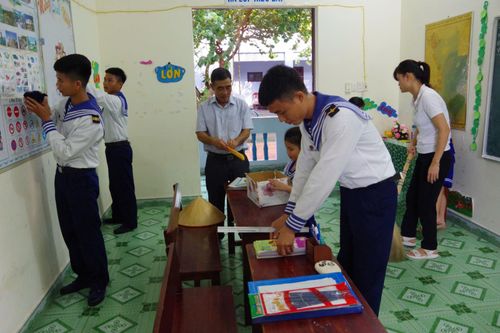 Cán bộ, chiến sĩ, giáo viên, phụ huynh và học sinh trang trí lớp học chuẩn bị khai giảng năm học mới.