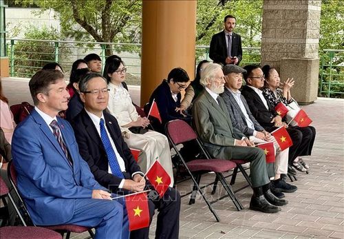 Phó Thị trưởng thành phố Ottawa Tim Tierney và Đại sứ Việt Nam tại Canada Phạm Vinh Quang, tham dự Lễ Thượng cờ Việt Nam tại Thủ đô Ottawa. Ảnh: Thanh Hải/PV TTXVN tại Canada
