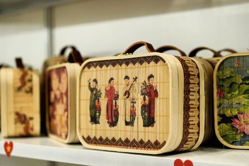 Các sản phẩm thủ công mỹ nghệ mang nét đặc trưng văn hóa địa phương được trưng bày tại triển lãm.