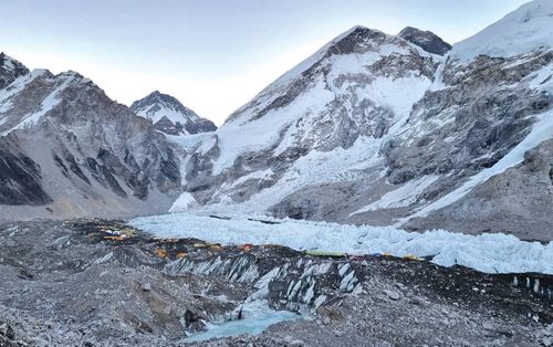 Các hạt bụi và muội than lắng đọng trên sông băng Khumbu trên dãy Himalaya khiến nó tan nhanh hơn. Ảnh: Nepali Times