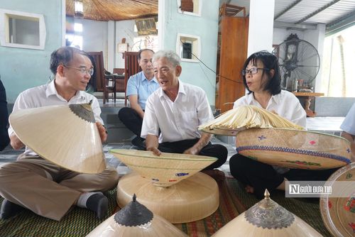 Nón ngựa cao cấp với đầy đủ công đoạn, gắn chóp bạc, đồi mối mỗi năm bán ra thị trường khoảng 130 cái.