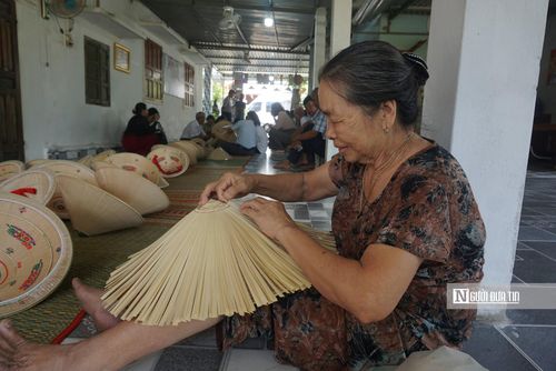 Lớp nghệ nhân giữ nghề chằm nón ngựa truyền thống như cụ Đỗ Thị Nga (ảnh) và một số người khác đã ngoài 80 tuổi.