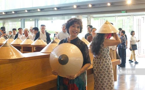 Gian hàng trưng bày nón ngựa Phú Gia tại FLC Quy Nhơn Beach & Golf Resort trong khuôn khổ Ngày lữ hành Việt Nam lần thứ 6 năm 2026 được nhiều du khách ghé thăm.