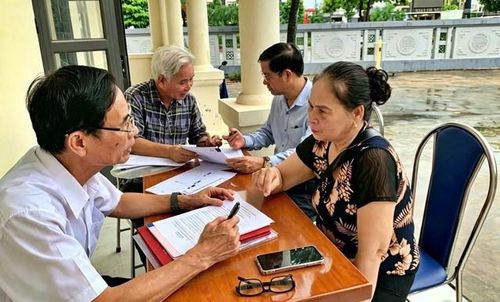 Người dân được các luật sư tư vấn, giải đáp pháp luật miễn phí ngay tại cơ sở.