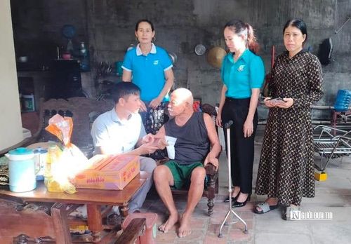 Những món quà ý nghĩa được Hội Nông dân, Hội Phụ nữ trao tặng cho người dân có hoàn cảnh khó khăn.