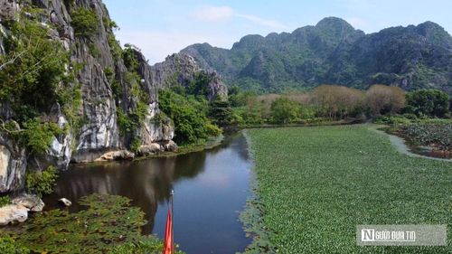 Vào mùa thu, khi thảm thực vật quanh vùng đầm chuyển màu, cảnh sắc Kim Sơn càng trở nên đặc biệt. Những mảng xanh, vàng đan xen giữa núi đá và mặt nước tạo nên khung cảnh được nhiều người ví von là "mùa thu vàng xứ Thanh".