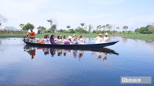 Chèo thuyền ngắm cảnh trên trên dòng suối trong xanh là trải nghiệm đáng nhớ khi du khách đến Kim Sơn.