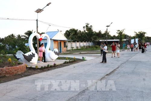 Du khách tham quan điểm du lịch Farm ông Trầm, xã Nhị Long, tỉnh Vĩnh Long. Ảnh: Thanh Hòa- TTXVN