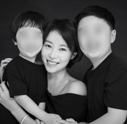 Nữ diễn viên Hwang Jung Eum cùng hai con trai. Ảnh: IGNV