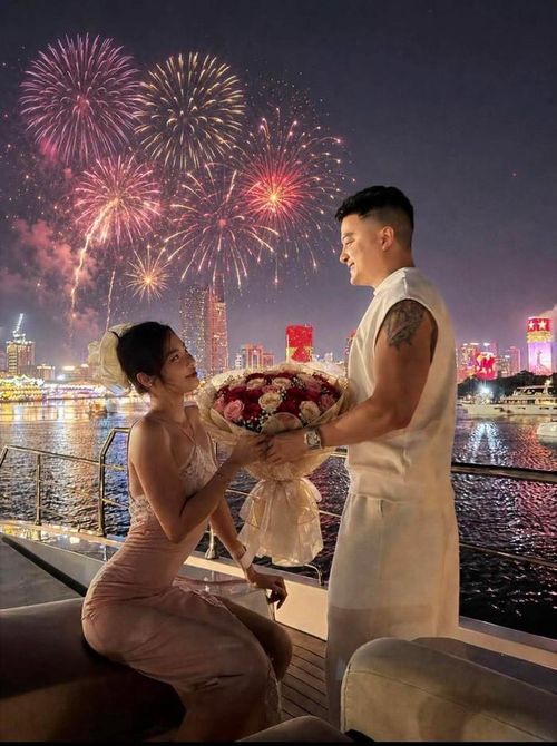 Khoảnh khắc lãng mạn của chị gái Nam Em bên Cao Thái Sơn.