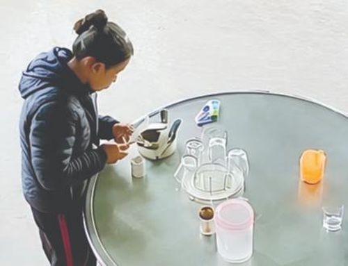 Hằng ngày, chị Nguyễn Thị Hà quan sát, trò chuyện và nhắc mẹ uống thuốc qua camera