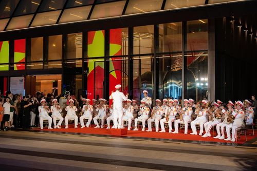 Dịp Quốc khánh năm nay, Saigon Marina IFC không chỉ “kể câu chuyện lễ hội” bằng pháo hoa nghệ thuật, mà còn qua màn trình diễn quân nhạc và nhạc nước