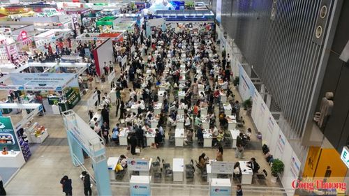 Viet Nam International Sourcing 2026 chào đón hơn 580 đoàn doanh nghiệp quốc tế đến từ 60 quốc gia và vùng lãnh thổ, với 3.000 cuộc B2B được sắp xếp có chọn lọc và 13.000 lượt kết nối tự do trực tiếp tại các gian hàng trong triển lãm. Đặc biệt, sự kiện tiếp tục ghi nhận sự đóng góp tích cực của hệ thống Thương vụ/Chi nhánh Thương vụ Việt Nam ở nước ngoài trong việc chủ động kết nối, vận động và tổ chức các đoàn thu mua tiềm năng từ khắp các châu lục về Việt Nam tham dự.