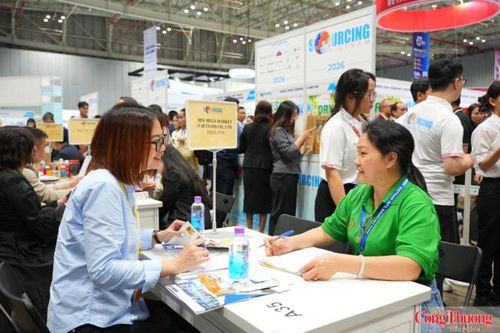 Các cuộc gặp B2B giữa nhà thu mua và doanh nghiệp diễn ra sôi nổi.