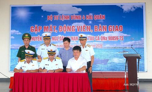 Đại diện các cơ quan chức năng ký biên bản bàn giao 32 ngư dân theo quy định.
