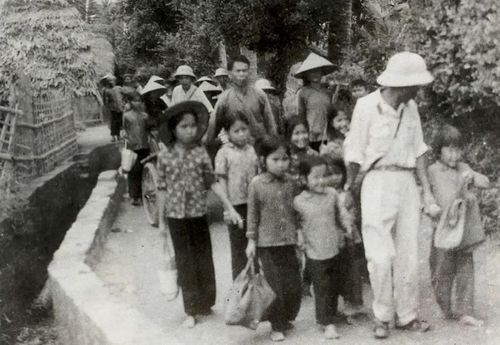Trong chiến tranh phá hoại, đồn Công an Hàm Rồng - đơn vị Anh hùng lực lượng vũ trang Nhân dân, ngoài nhiệm vụ chiến đấu bảo vệ cầu Hàm Rồng, bảo vệ an ninh, trật tự, còn hướng dẫn Nhân dân kịp thời sơ tán. Ảnh tư liệu