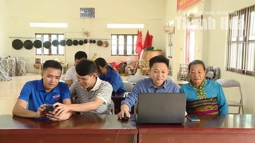 Dịch vụ công lưu động đã đến với người dân thôn Mường Pùng, xã Quang Chiểu.