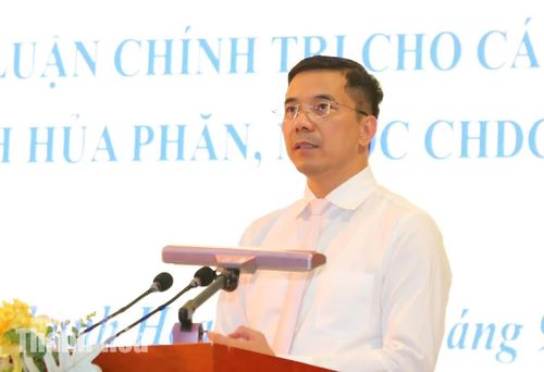 Phó Bí thư Thường trực Tỉnh ủy Nguyễn Hồng Phong phát biểu tại lễ khai giảng.