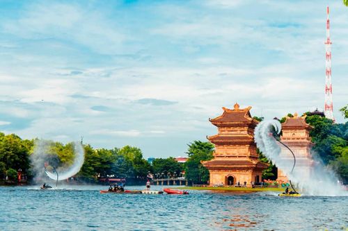 Trình diễn flyboard chiều ngày 2/9 tại phố cổ Hoa Lư. Ảnh: Phố cổ Hoa Lư-Ninh Bình