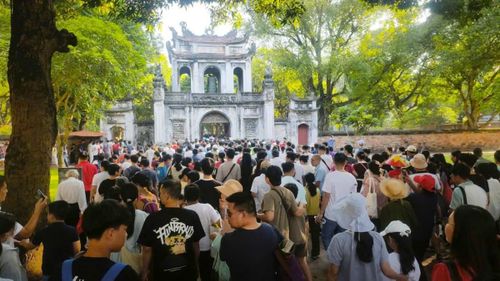 Hơn 25.000 lượt khách đã chọn ngày nghỉ lễ Quốc khánh 2/9 để ghé thăm Văn Miếu, hòa mình vào không khí tưng bừng của ngày Tết Độc lập. Ảnh: Di tích Văn Miếu - Quốc Tử Giám