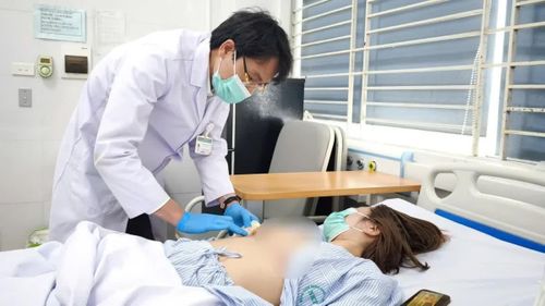 Nữ bệnh nhân bị biến chứng, nhiễm trùng nặng sau khi thực hiện phẫu thuật treo sa trễ ngực tại một cơ sở y tế. Ảnh: Bệnh viện Bệnh Nhiệt đới Trung ương