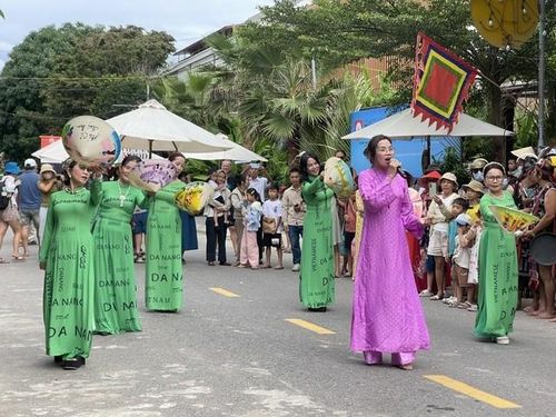 Những làn điệu dân ca miền Trung được đông đảo du khách thưởng thức. Ảnh Ngô Anh Văn