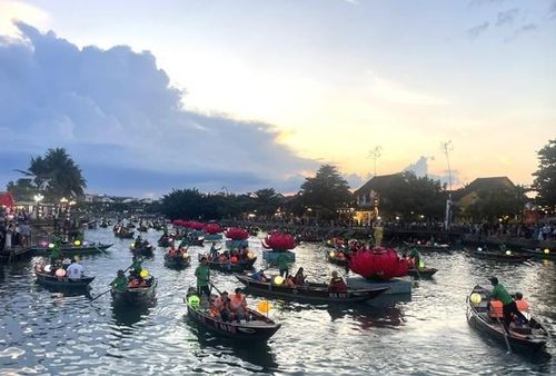 Sông Hoài, Hội An tấp nập khách du thuyền. Ảnh Ngô Anh Văn
