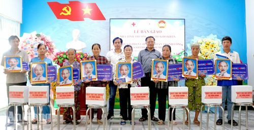 Trao bảng tượng trưng bàn giao nhà Tình thương cho các hộ dân xã Vĩnh Hanh.