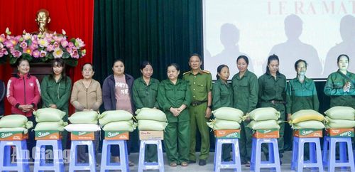 Trao 20 suất quà cho hội viên phụ nữ có hoàn cảnh khó khăn.