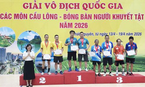 Ông Đỗ Đăng Khoa (bên trái bục số 1) nhận Huy chương Vàng môn bóng bàn giải vô địch quốc gia người khuyết tật năm 2026.