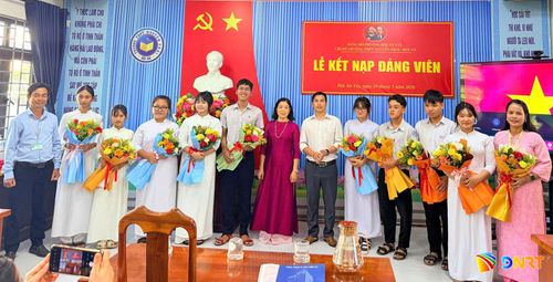 Việc theo dõi, bồi dưỡng, kết nạp các học sinh vào Đảng được nhiều trường THPT triển khai từ năm lớp 10. Ảnh: V.S