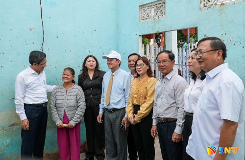Lãnh đạo thành phố và đơn vị hỗ trợ đi khảo sát nhà ở của bà Đỗ Thị Hương, xã Hiệp Đức. Ảnh: HỒ QUÂN