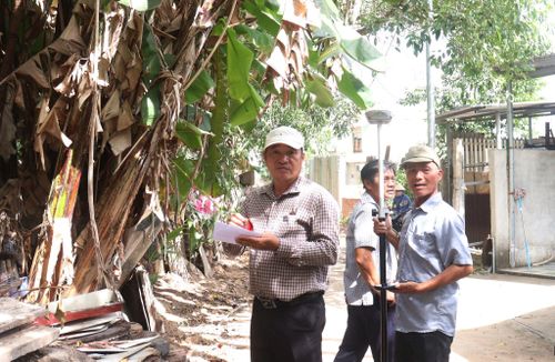 Theo kế hoạch của UBND thành phố, công tác đo đạc, làm đầy dữ liệu đất đai tại 10 xã, phường còn lại sẽ được hoàn thành trong tháng 11/2026. Ảnh: HOÀNG HIỆP