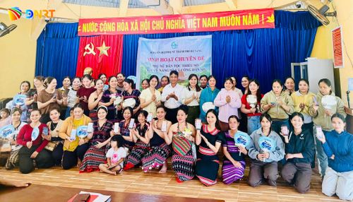 Phụ nữ xã La Dêê được hướng dẫn kỹ năng sử dụng điện thoại thông minh và các tiện ích số. Ảnh: ĐVCC
