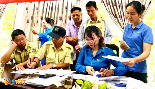 Cán bộ Quỹ trợ vốn công nhân, viên chức, lao động nghèo làm thủ tục giải ngân cho công nhân, viên chức, lao động tại Ban Quản lý di sản văn hóa thế giới Mỹ Sơn. Ảnh: LAM PHƯƠNG