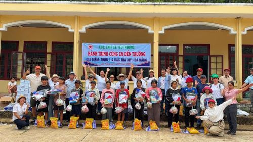 Câu lạc bộ Chia sẻ yêu thương với hành trình "Cùng em đến trường". Ảnh: SONG THANH