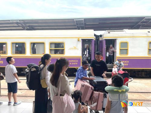 Hành khách xuống tàu tại ga Đà Nẵng. Ảnh: CÔNG TÚ