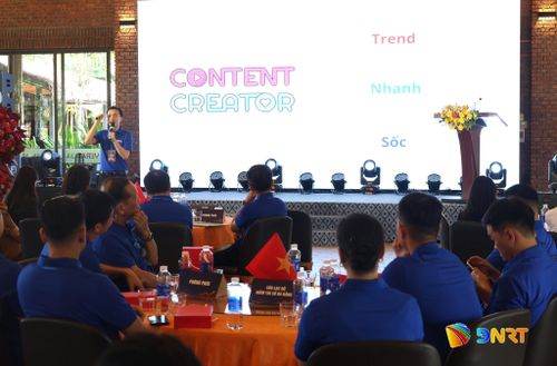Đại diện Công an thành phố Đà Nẵng chia sẻ về sử dụng mạng xã hội có trách nhiệm. Ảnh: NGỌC HÀ