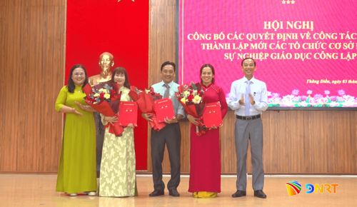 Lãnh đạo xã Thăng Điền trao quyết định chỉ định chi ủy, bí thư, phó bí thư chi bộ các trường. Ảnh: GIANG BIÊN