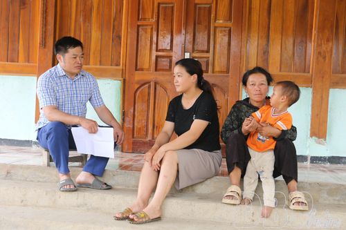 Ông Vàng A Sấu, Bí thư Chi bộ bản Xa Vua, xã Phình Giàng đến từng hộ gia đình tuyên truyền, vận động người dân ký cam kết không để con em mình tảo hôn.