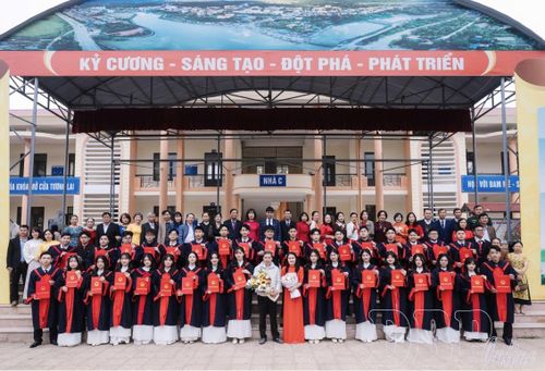 Đặng Quỳnh Trang (hàng đầu tiên, đứng thứ 2 từ phải sang) chụp ảnh kỷ yếu cùng thầy cô và các bạn .