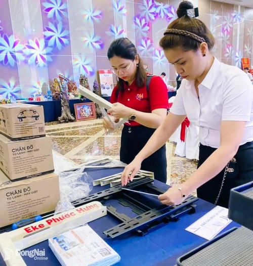 Sản phẩm ke máy lạnh của Công ty TNHH Thương mại sản xuất cơ khí Phước Hưng (phường Long Bình).