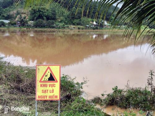 Một số vị trí sạt lở hoặc có nguy cơ đã được đặt biển cảnh báo nguy hiểm để người dân phòng tránh. Ảnh: UBND xã cung cấp