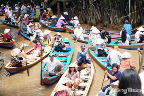 Du khách tham quan cù lao Thới Sơn dịp Lễ 2-9. Ảnh: NGỌC AN