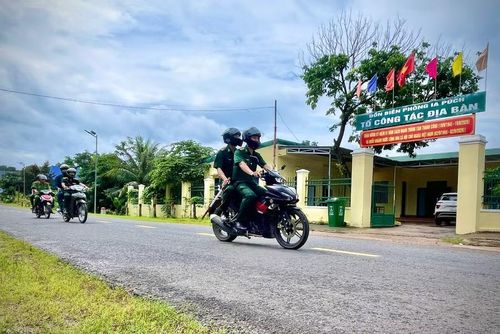  Không chỉ làm nhiệm vụ bảo vệ vùng biên, cán bộ, chiến sĩ Đồn Biên phòng Ia Púch còn tiếp sức cho những học sinh có hoàn cảnh khó khăn, thắm đượm tình quân dân nơi biên giới. Ảnh: Minh Phương 