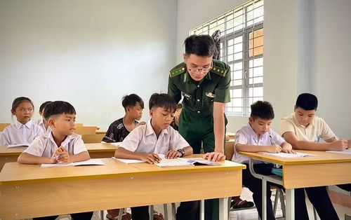  Những người thầy quân hàm xanh kiên trì dạy các em từ con chữ, phép tính, giúp các em từng bước tiến bộ khi bước vào năm học mới. Ảnh: Minh Phương 