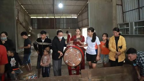 Buổi giao lưu thu hút các bạn trẻ cổ vũ. Ảnh: Chu Hằng