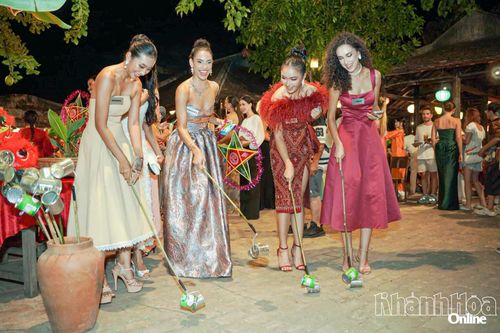 Thí sinh Miss World 2026 trải nghiệm chơi đèn lon tại Làng nghề Nha Trang xưa.