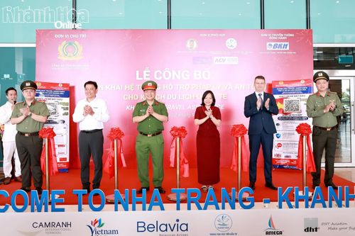 Các đại biểu cắt băng ra mắt hệ thống.