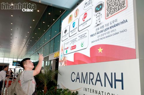 Du khách quét mã QR để sử dụng hệ thống tại Cảng Hàng không quốc tế Cam Ranh.
